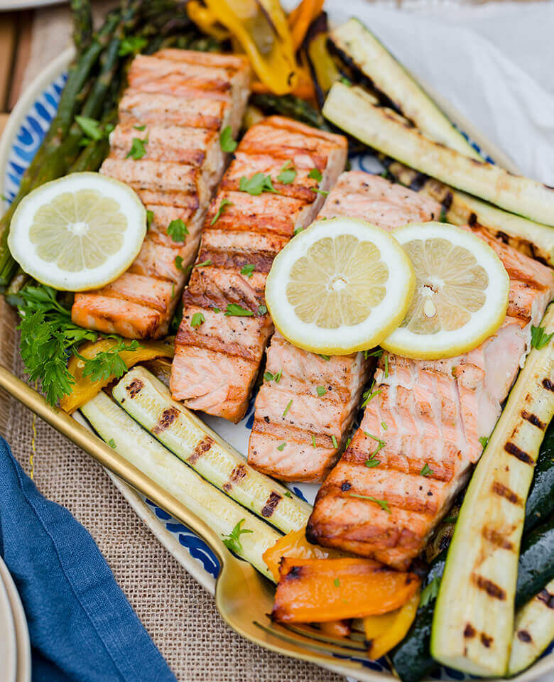 grilled salmon fillets with lemon and vegetables