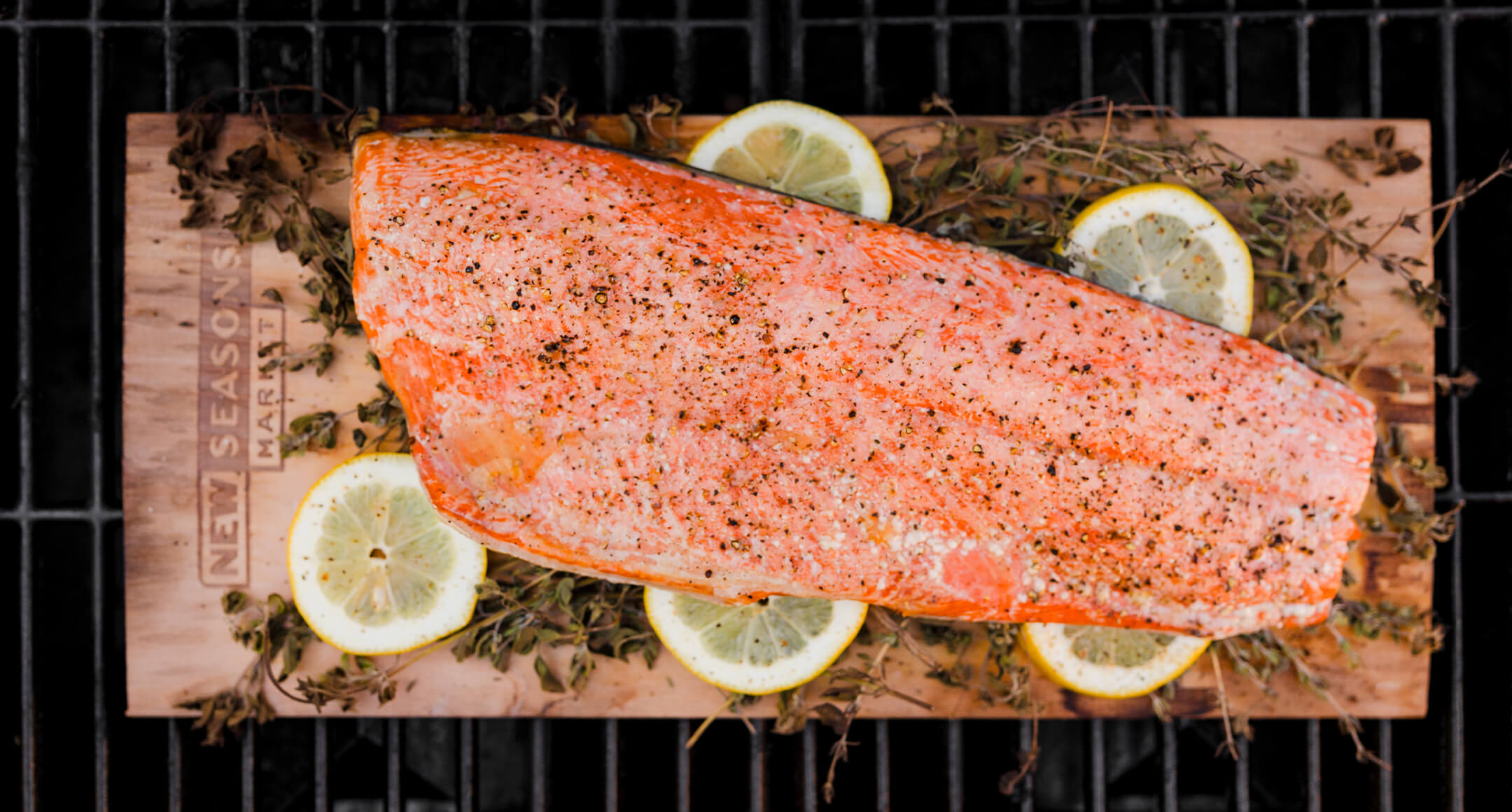 Grilled salmon fillet with slices of lemon.